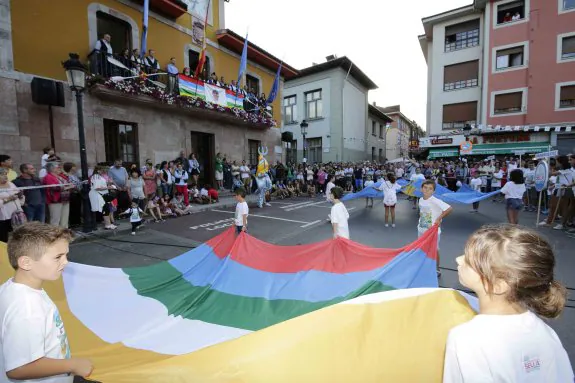 La bandera del Sella, en primer término, durante los actos de apertura del Descenso el pasado viernes. 