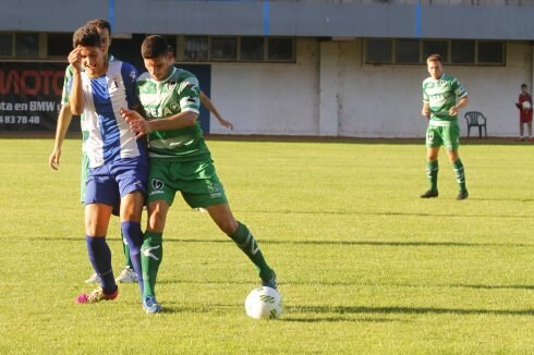 Ríos pugna por un balón con Mendi, del Lealtad.