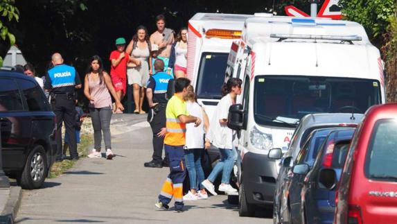 Los efectivos sanitarios atienden al herido. 