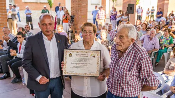 El alcalde, José Manuel Fernández, y los padres de María, Milagros Blanco y Ángel Sánchez. 