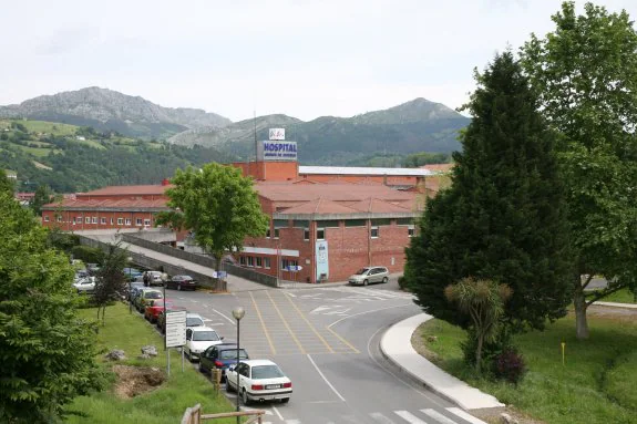 Vista general del Hospital del Oriente de Asturias, situado en la localidad parraguesa de Arriondas. 