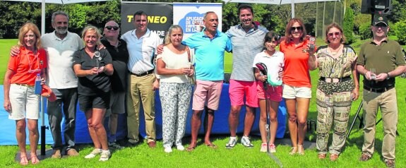 Los vencedores de las distintas categorías del torneo se hicieron la tradicional foto de familia con sus trofeos. 