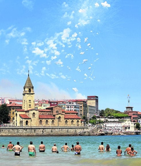 Bañistas comtemplan el Restallón desde el agua. 