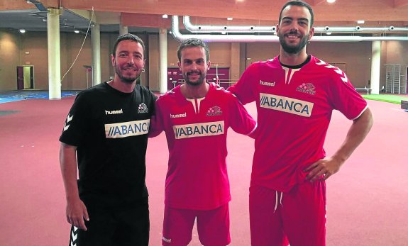 De izquierda a derecha, el gijonés Diego Dorado (segundo técnico del Ademar), el extremo Nacho Huerta y el lateral Álex Costoya, en el entrenamiento de ayer del equipo leonés . 