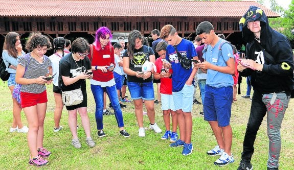 Un grupo de fans de Pokémon, en el Pueblo de Asturias. 