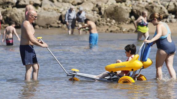 La playa de Poniente de Gijón, la tercera más accesible de España