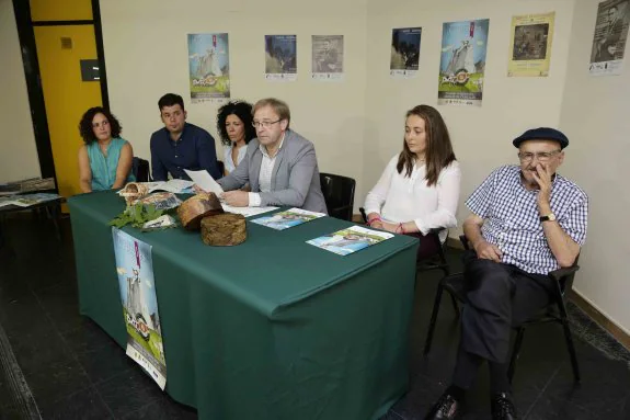 Jéssica López, Héctor Braga, Elena Martínez, Francisco González, en la presentación, junto a Carla Campo y Avelino Mier. 