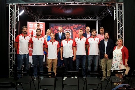 Miembros de la directiva, cuerpo técnico y jugadores del Gijón Basket 2015, acompañados por Ramón Tuero y Jesús Martínez en el pabellón de Gijón. :: L. MANSO