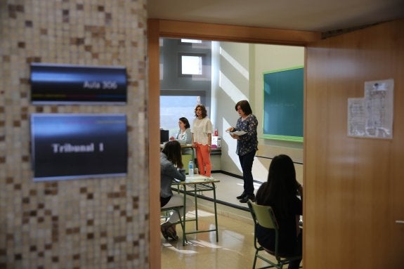 Opositores, en una de las aulas en que se llevaron a cabo los exámenes, el pasado mes de junio. 