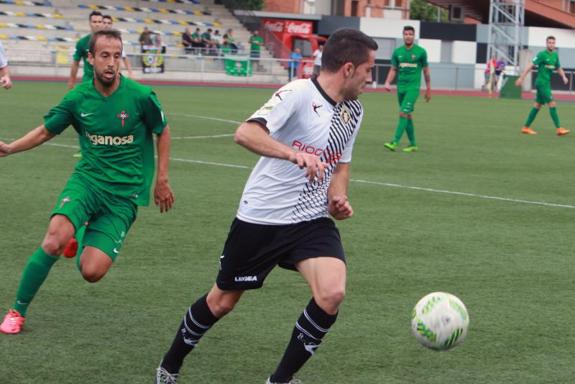 Un momento del partido en Mieres.