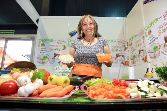 Rita muestra las excelencias de su minipicadora en su estand del Pabellón Central. :: MANSO