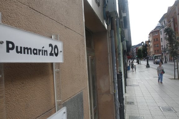 En Pumarín, 20 convivían varios negocios de alquiler de habitaciones, pisos de chicas y de intercambio de parejas. 