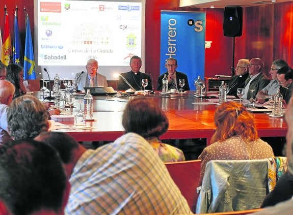 Vista general de la mesa en la que participó el cardenal Antonio María Rouco Varela, a la derecha de Juan Velarde. 