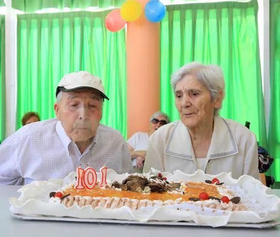 Manuel Samartino sopla las velas junto a su mujer, Flora Fonteiriz. 
