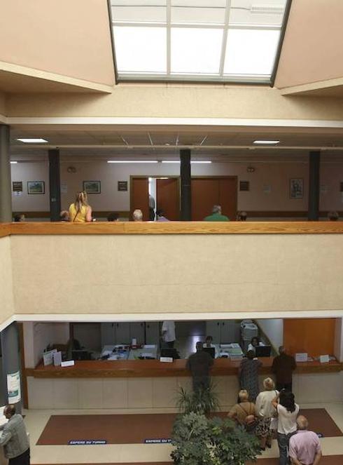 La falta de dos médicos en el Centro de Salud de Sabugo indigna a los usuarios