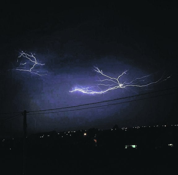 Uno de los muchos rayos que cayó sobre Quintes (Villaviciosa) la noche del miércoles. 