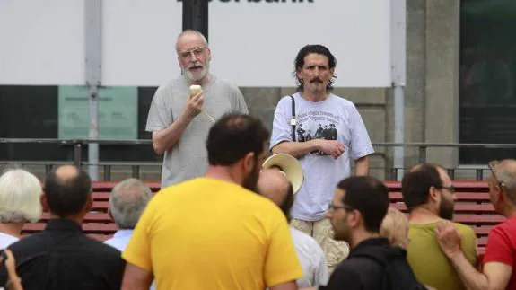 Juan Bonifacio Lorenzo (izquierda), durante la concentración de este viernes en Oviedo. 