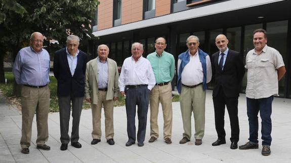 Parte de la junta directiva de la Asociación Gijonesa de Caridad, ante la nueva residencia de Somió. Por la izquierda, Juan García Adaro, patrono;Pedro González Cifuentes, expresidente; Luis Torres, presidente; Ramón Sánchez Ambás, tesorero; Antonio Martínez, patrono; Guillermo Quirós, secretario;Antonio Corripio, director de la residencia La Golondrina, y Carlos Joglar, responsable de mantenimiento. 