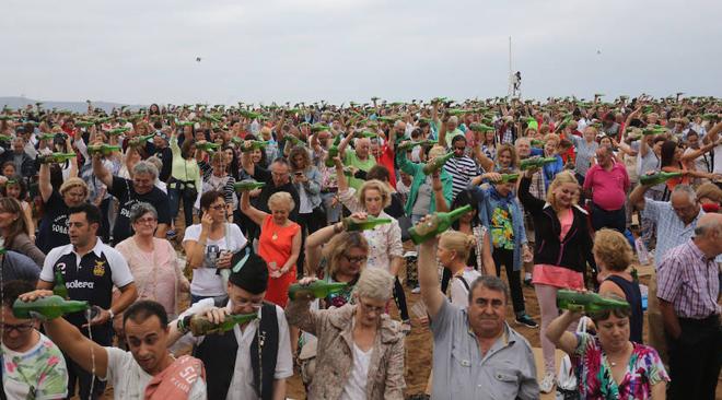 Miles de personas participaron en el escanciado simultáneo. 