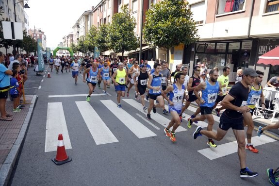 102 atletas participaron ayer en la 'V Carrera Popular los 5 de Santa Isabel'. 