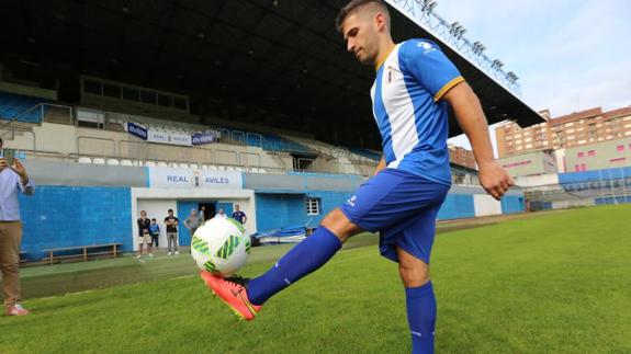 Álex Arias ya luce la camiseta del Real Avilés. 