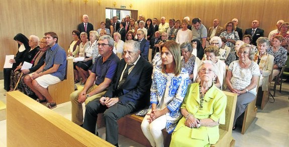 Mariano Marín, Pedro González y Eva Illán, durante la misa en la residencia. 