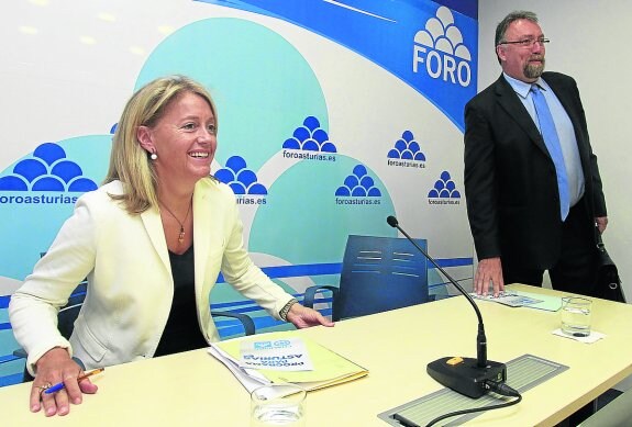 Cristina Coto e Isidro Martínez Oblanca, ayer, en la sede de Foro. 