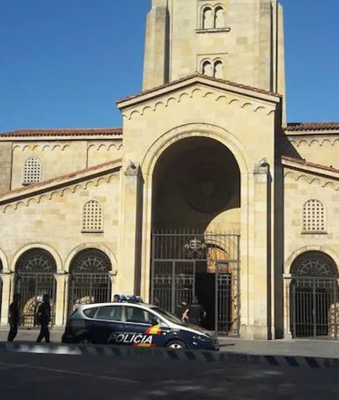 Efectivos de la Policía Nacional frente a la iglesia. 
