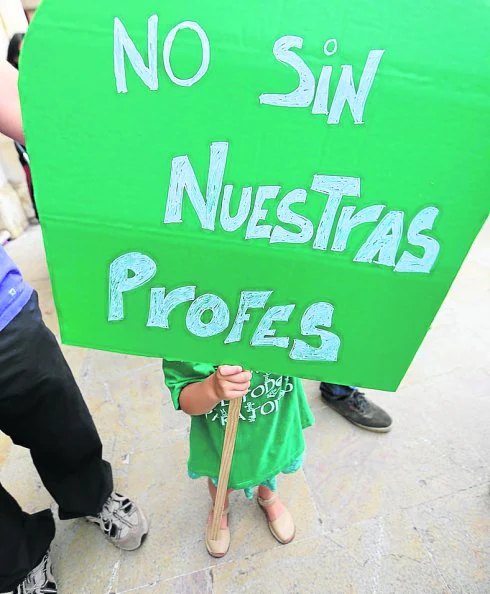 Una niña con una pancarta en la concentración de las educadoras de 0 a 3 años en la plaza de España .