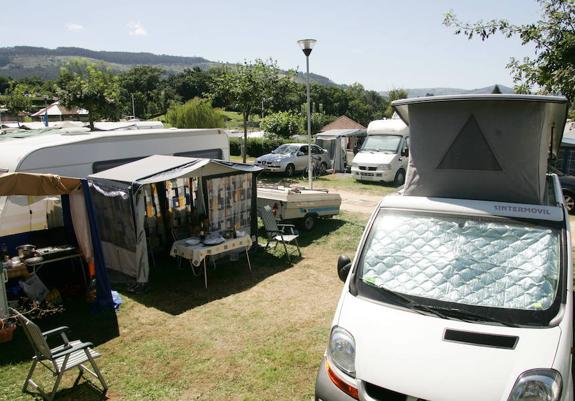 Zona de caravanas en el camping de Deva. 