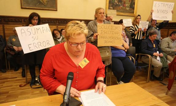 Intervención de María García en representación de los vecinos de Jove en el Pleno de mayo. 