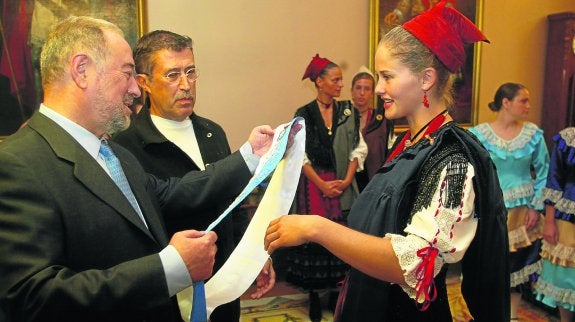 Gabino de Lorenzo impone, como alcalde, la banda a Jana Smidakova, reina de las fiestas de San Mateo de 2004 . 