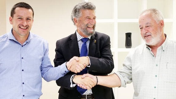 El presidente de la Federación Asturiana de Concejos (FACC), Ignacio García Palacios, y los secretarios generales de UGT y CCOO de Asturias, Javier Fernández Lanero y Antonio Pino, respectivamente, han firmado en Oviedo el escrito