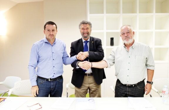 Javier Fernández Lanero (UGT), Ignacio García Palacios (FACC) y Antonio Pino (CC OO). 