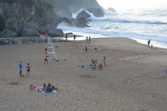 La bandera roja, ondeando por la tarde en La Ñora, con apenas gente en la playa. 