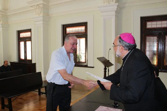 Manuel Rodríguez Carrera recibe el nombramiento de manos del arzobispo. 