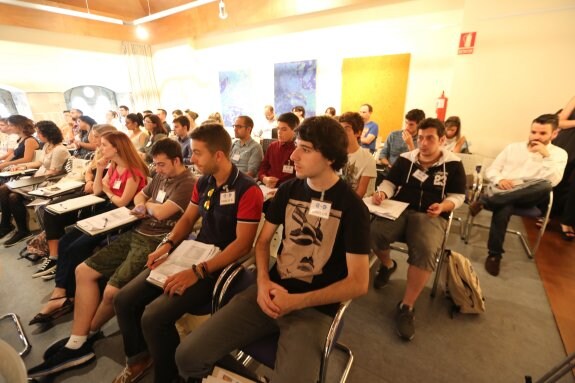 Parte de los jóvenes participantes en el Clinic Joven Emprende, ayer durante su inauguración.