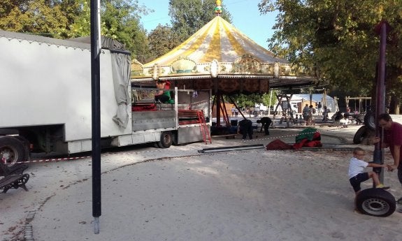 Instalación de atracciones en el parque para la celebración del festival Gijón Central Park. 