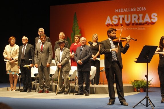 Por la izquierda, Mari Cruz Fernández, José Manuel Vaquero, Javier Fernández, Alejandro Mieres y Rafael Pedregal. En la fila de atrás, Laureano Víctor García, Miguel Molins, Francisca García y María Isabel Castaño, en la ceremonia de entrega de las Medallas de Asturias, celebrada en el Auditorio Príncipe Felipe. 