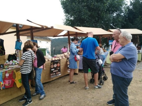 Mercadillo artesanal, ayer, en Taramundi. 