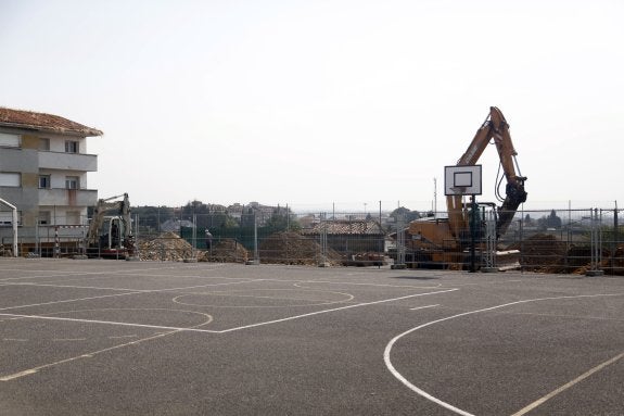 Las máquinas trabajando en la pista polideportiva del colegio San José de Calasanz de Posada, ayer. 
