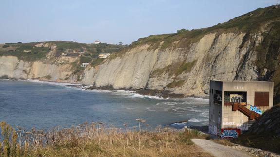 Instalaciones del emisario en la playa de Peñarrubia.