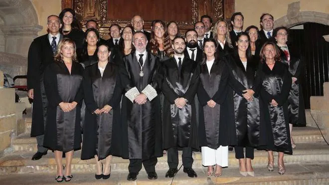 Los abogados que ayer juraron la Constitución para poder ejercer, con el decano, Sergio Herrero, y los padrinos profesionales.
