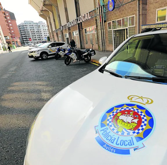 Vehículos aparcados ante la Jefatura de la Policía Local.
