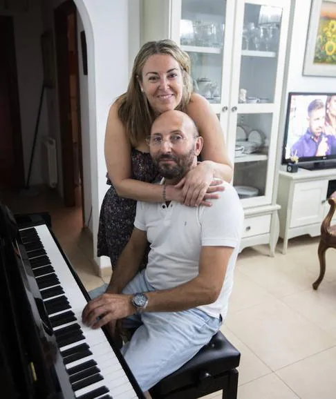 Nieves y Ginés posan en el piso de ella en Monachil, la mañana antes de casarse por lo civil. 