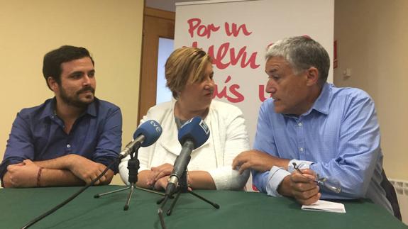 Alberto Garzón con la alcaldesa de Riosa, Ana Díaz, y Manuel González Orviz.