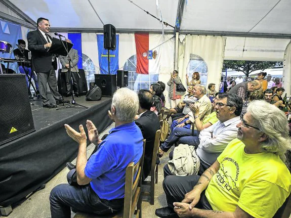 Íñigo Noriega se dirige al público asistente a la lectura del pregón, ayer en Santander. 