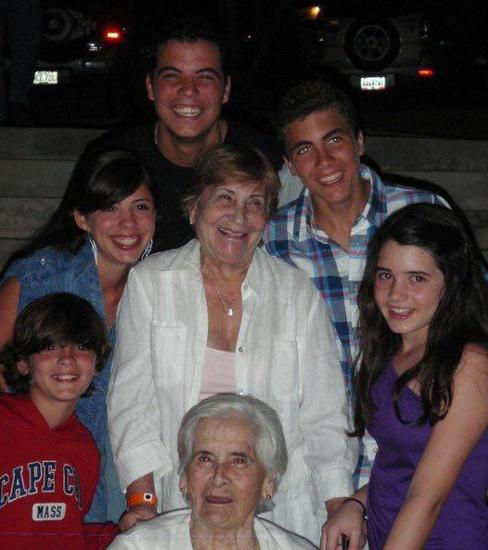 Quinita, en el centro, con sus nietos y su tía.