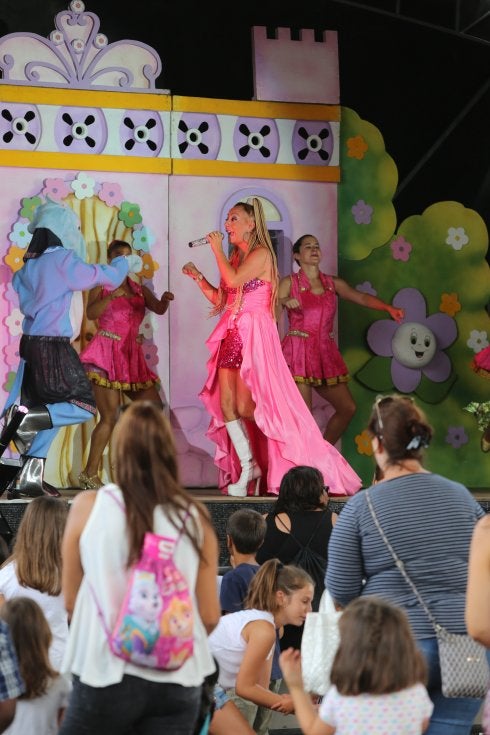 Susana llenó La Carriona de niños con su show. 