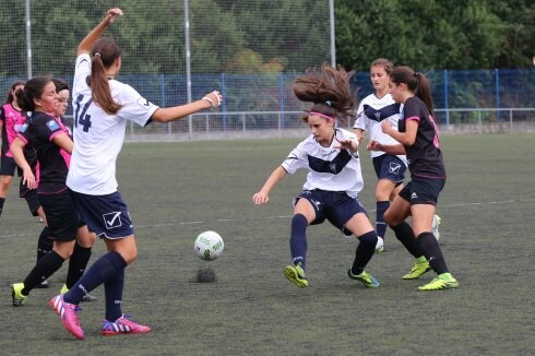 Paula Carballo, a la derecha, trata de recuperar el balón. 